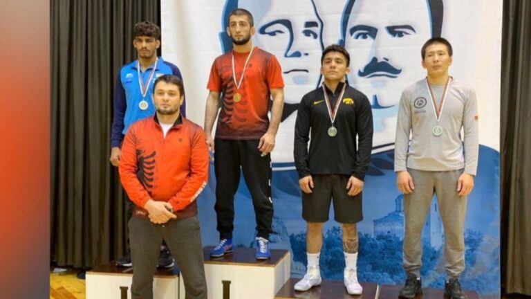 Dy çeçenë i dhurojnë Shqipërisë medalje ari në mundje