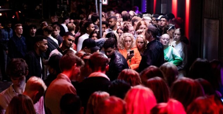 Danimarka heq të gjitha kufizimet kundër COVID-19