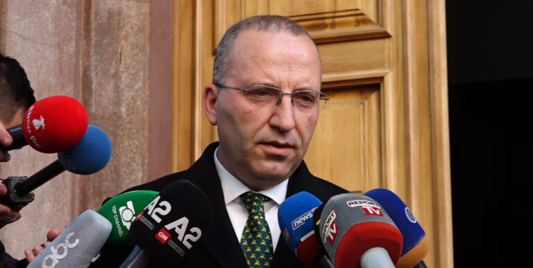 Këshilltari i Presidentit tregon dokumentet: Ja ndërhyrjet apo manipulim i provave nga Kuvendi (VIDEO)
