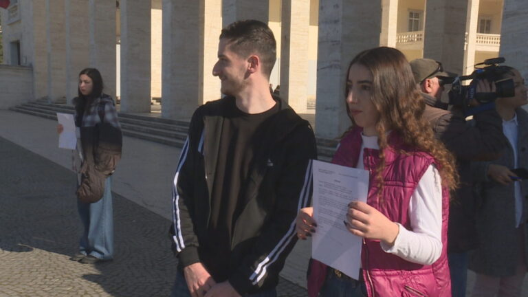 Studentët ekselentë dalin në protestë: Po vonohet dhënia e bursave