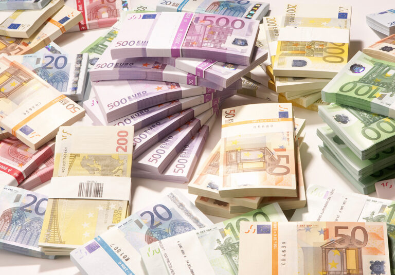 Lufta forcon valutat, euro këmbehet me 127-132 lekë