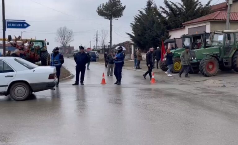 Protestë për çmimin e naftës, fermerët e Devollit fikin mjetet bujqësore