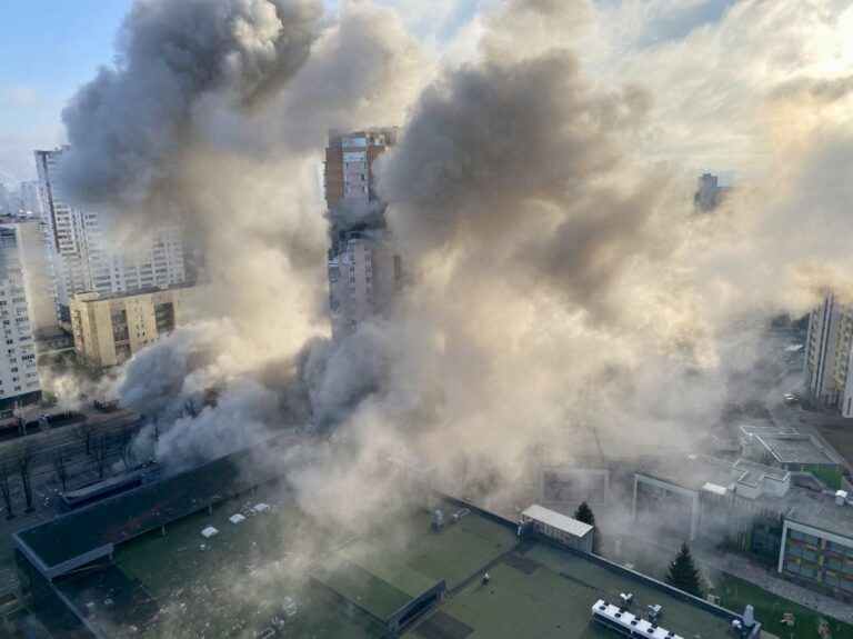 Dalin pamjet kur raketa ruse godet godinën shumëkatëshe në Kiev. Ja si u filmua shpërthimi brenda një apartamenti