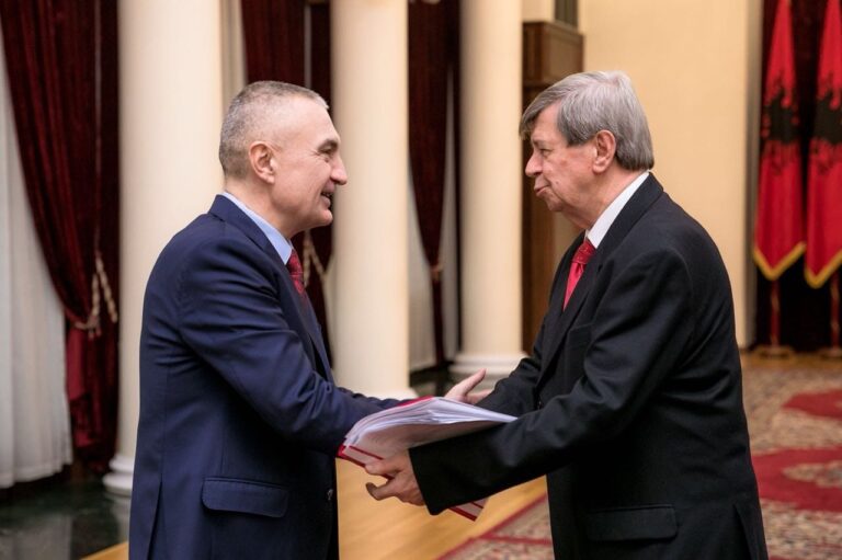 Presidenti Meta mesazh ngushëllimi për ndarjen nga jeta të Kukan: Avokat i paloshur i integrimit të Shqipërisë