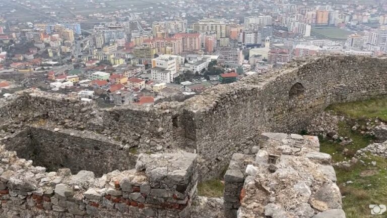 Dëmtohen muret e kalasë së Lezhës, autorë janë 4 të mitur