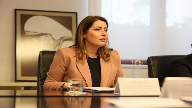 Komisioni Qendror për dhënien e statusit ”Fëmijë në Përkujdesje të Republikës”, Manastirliu: Pagë e plotë e prindit për fëmijët