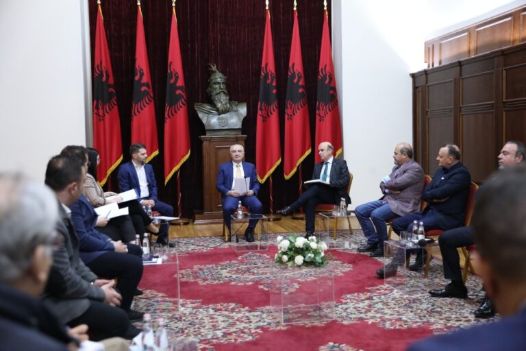 Presidenti Meta takohet me përfaqësues të agrobiznesit: Tregjet do bllokohen për shkak të sulmit rus në Ukrainë