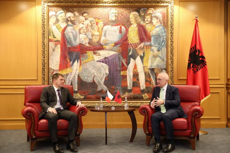 Presidenti Meta pret në takim ambasadorin e ri çek në Shqipëri