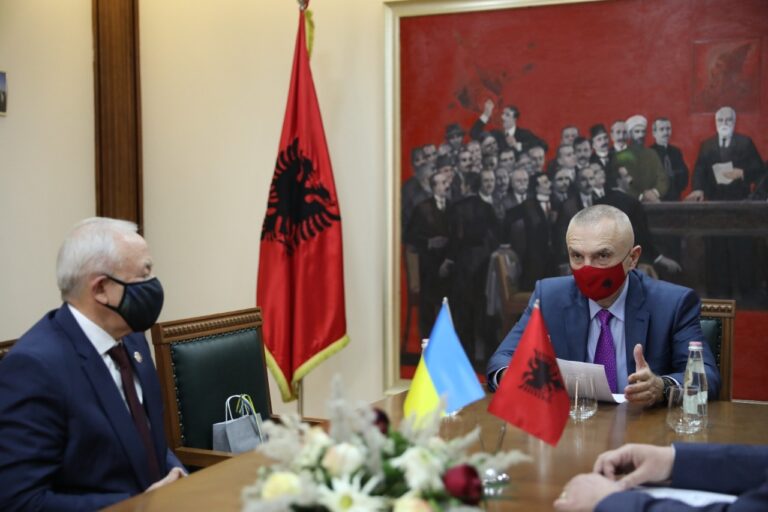 Presidenti Meta takon ambasadorin e Ukrainës: Ndamë shqetësimin për një agresion të mundshëm rus. Jemi në krah të Kievit