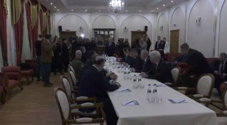 Nisin bisedimet Rusi – Ukranë. Dalin pamjet nga takimi (VIDEO)