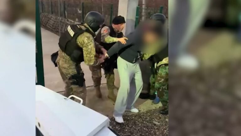 “Afrohu, afrohu!” Momenti i arrestimit të 39-vjeçarit me rrezikshmëri të lartë në Lezhë