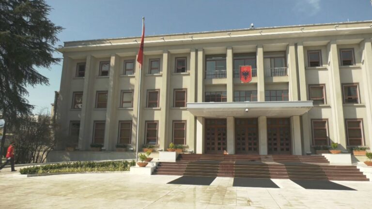Presidenti, PS do të negociojë me Berishën apo Alibejan?