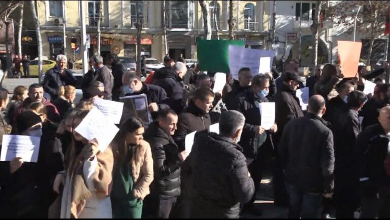 Banorët e katër lagjeve të Tiranës, protestë para Kuvendit: Do të hyjmë dhe në grevë urie