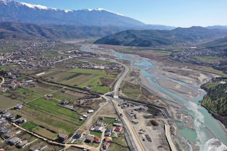 Rama publikon pamjet e bajpasit të Beratit: Do të jetë gati këtë pranverë