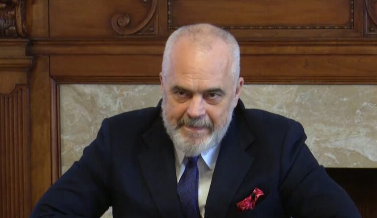 Debate dhe polemika mes Ramës dhe Tabakut. Kryeministri: Me lini rehat se po tregohem heroikisht i sjellshëm me Ju! (VIDEO – LIVE)