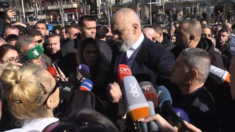 Banorët e “5 majit”, Paskuqanit e Laprakës në protestë para Kuvendit. Rama shkon t’i takojë