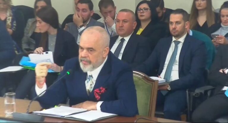 Vijojnë debatet e ironitë mes Ramës e Tabakut: Ju hodhët poshtë “kreshnikun e madh” Sali Berishën!