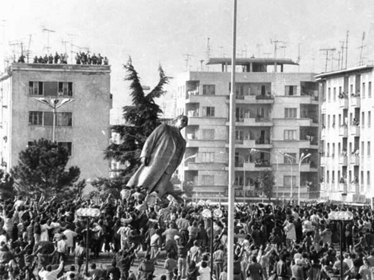 31 vite nga rrëzimi i bustit të diktatorit Enver Hoxha
