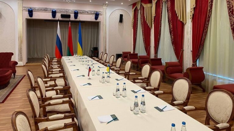 Gati për bisedime, ja tryeza ku do të ulen delegacionet Rusi-Ukrainë