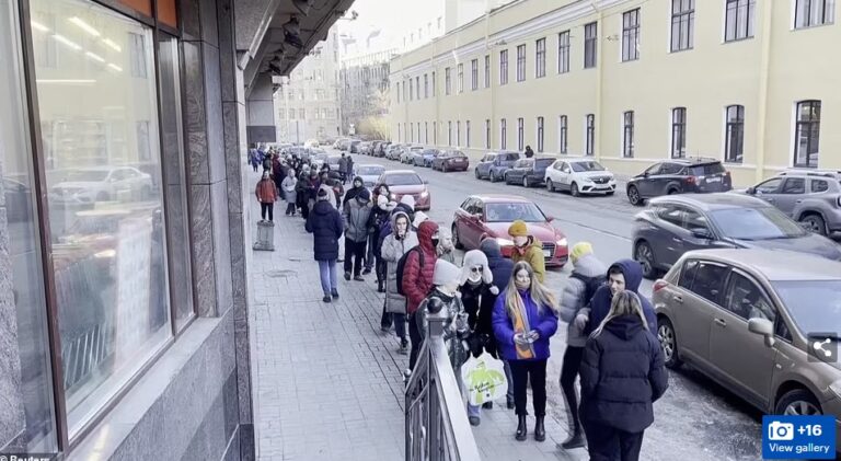 Kaos e radhë të gjata pas sanksioneve të Perëndimit, shihni çfarë ndodh jashtë bankave në Shën Petersburg (Pamjet)