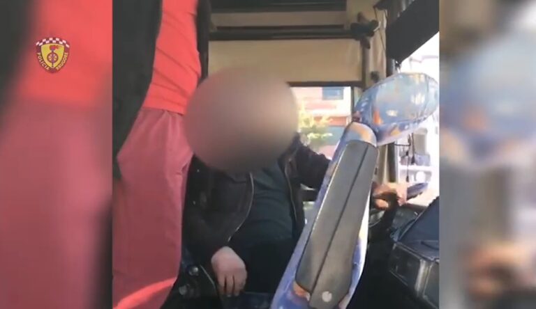 “Tapë” duke drejtuar autobusin! Udhëtarët e denoncojnë, arrestohet shoferi në Durrës!