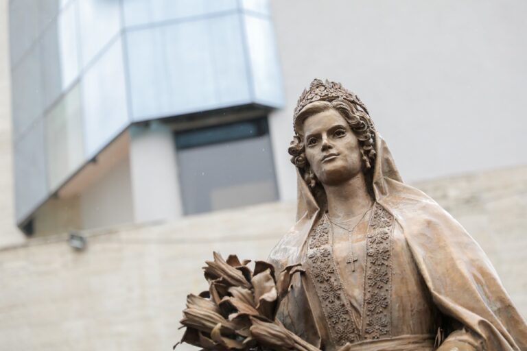 Përurohet statuja e “Mbretëreshës Geraldinë”, Veliaj: Raporti mes Shqipërisë dhe Hungarisë është special