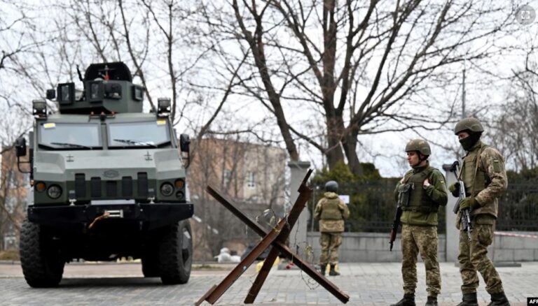 Zëri i Amerikës: Australia i dërgon sot Ukrainës armët vdekjeprurëse, ndërsa Rusia nën trysni diplomatike e ekonomike