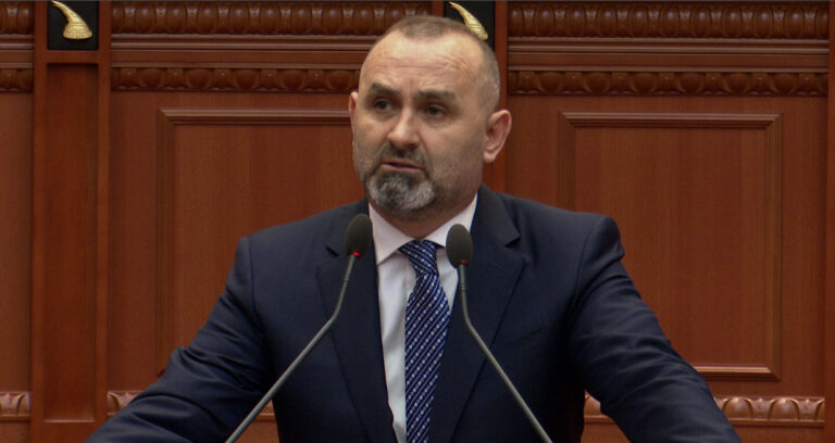 Ministri i Drejtësisë: Kemi rritur pagat e të gjithë stafit. Ja pse nuk lejohet arma në ambientet e brendshme