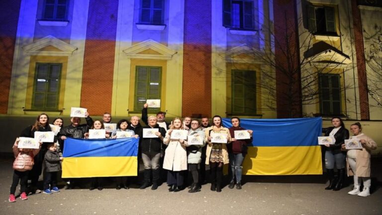 Bashkia e Tiranës ndriçohet me ngjyrat e flamurit ukrainas, Veliaj: Solidarizohemi me të drejtën e tyre për të jetuar të lirë