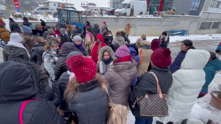 Bilisht/ Punonjëset e një fasonerie dalin në protestë: Paguhemi më pak se rroga minimale