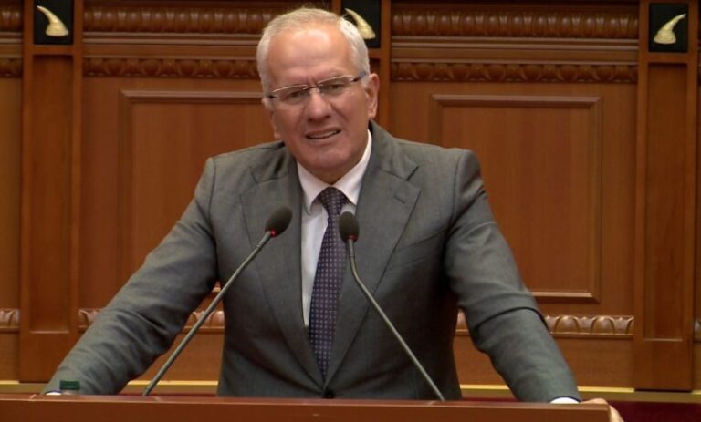 Vijon debati në Kuvend pas deklaratës së Xhaferajt që i quajti ministret “çupulina”