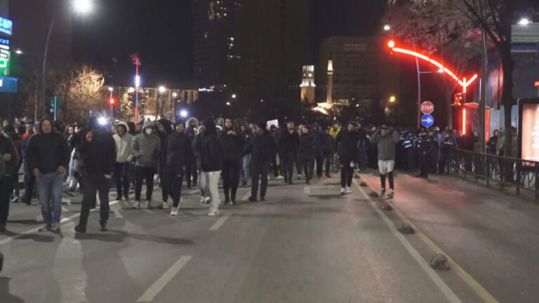 Policia e Shtetit: Të rinjtë po mbajnë bllokuar rrugët. Shpërndahuni ose do ndërhyjmë