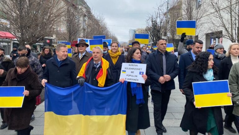 Protestë në Kosovë në mbështetje të Ukrainës, presidentja Osmani: Krimineli i luftës, diktatori Putin duhet dënuar