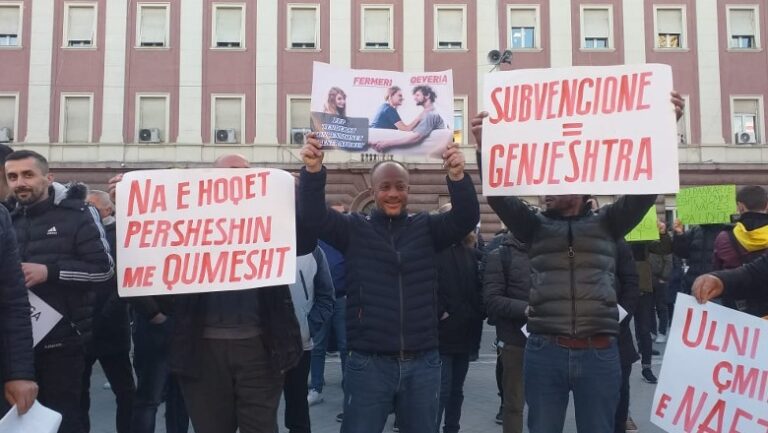 I riu në protestë i drejtohet Ballukut: ”Range Rover-at” luksozë ju presin para Parlamentit