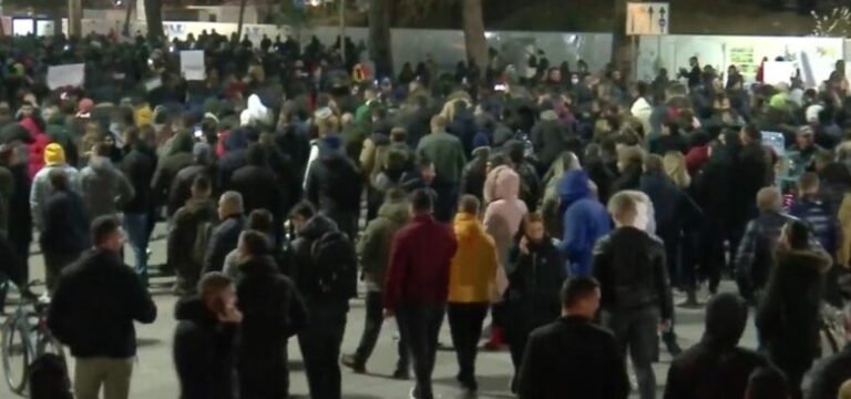 Policia ka krijuar kordone me forca speciale, qytetarët vijojnë të lëvizin drejt ”Zogut të Zi”