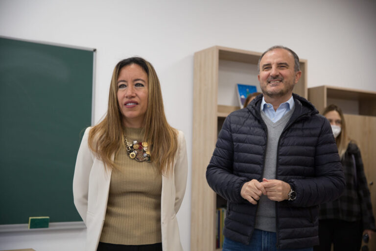Soreca dhe Përfaqësuesja e Përhershme e UNDP-së, vizitojnë shkollën dhe kopshtin e saporikonstruktuar “Sherif Dervishi” si pjesë e Programit “BE për Shkollat”