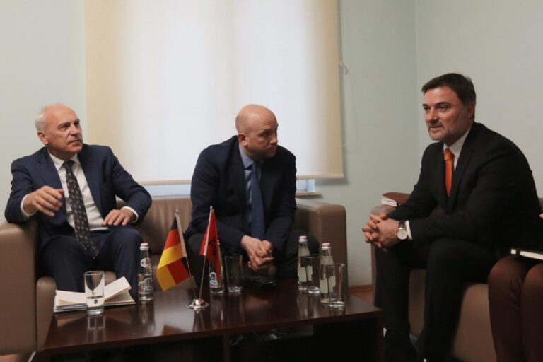 Nënkryetari i PD, Alibeaj takohet me të dërguarin e posaçëm gjermane: U ndalëm tek procesi i integrimit në BE