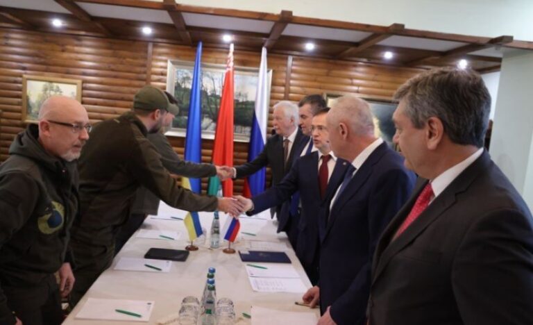 Nis takimi mes palëve që janë në luftë, zyrtarët e Rusisë dhe të Ukrainës shtrëngojnë duart