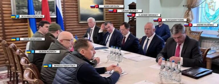 Takimi për të gjetur paqen. Mbrojtësit e atdheut me veshje ushtarake, pushtuesit me kostum e kollare