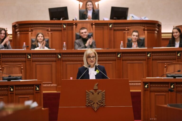 Kryetarja e Kuvendit, Lindita Nikolla: Mësuesit na frymëzojnë me dijet dhe përkushtimin ndaj nxënësve