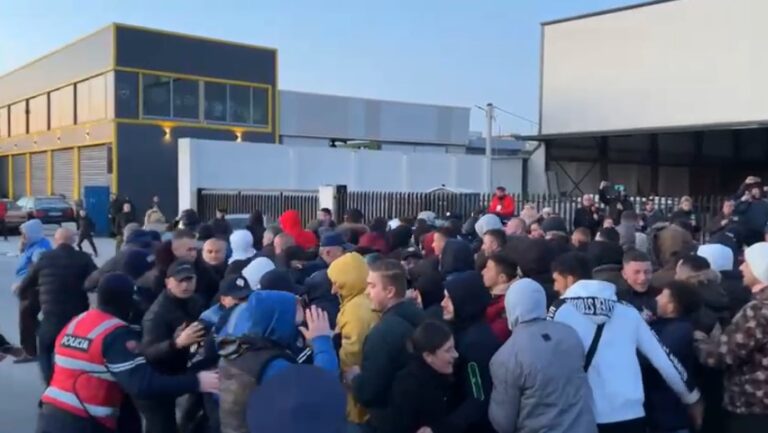 Situatë e tensionuar në Durrës, Policia përleshet me qytetarët. Po i bllokon që të vijnë në Tiranë