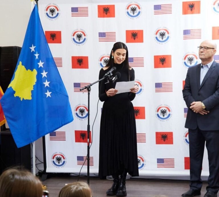 Shkolla e parë shqipe në Texas, Dua Lipa merr pjesë në inaugurim