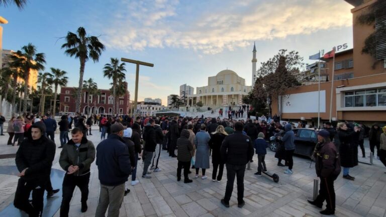 Protestë kundër rritjes së çmimeve edhe në Durrës dhe Shkodër