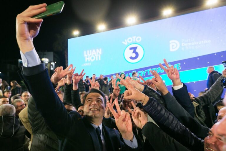 Basha ndan foton e veçantë dhe bën thirrje: Dilni votoni të dielën, votoni PD