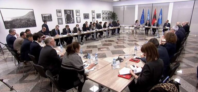 Xhaçka mbledh në një tryezë trupin diplomatik në Tiranë: Lufta ka mbërritur në Europë pa arsye racionale