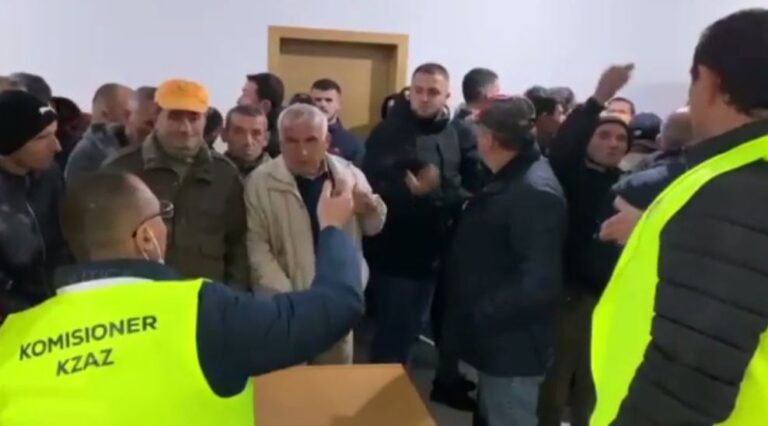 Votime me probleme që në nisje, përplasje mes demokratëve në Lushnje