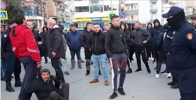 Qytetarët e Sarandës në protestë, por Policia po i pengon: Shteti të ulë taksat