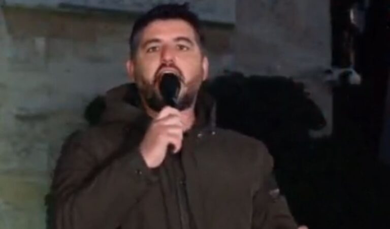 Gazetari Marin Mema në protestë: Ka njerëz që duan të na masakrojnë, por sot shqiptarët janë bashkë