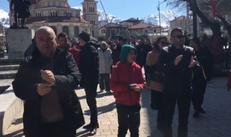 Vijon protesta edhe në Korçë, qytetarët nuk frikësohen nga Policia