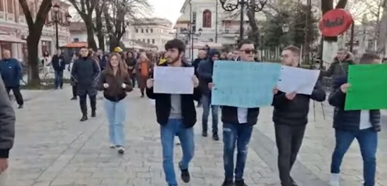Protesta në Shkodër zgjat 15 minuta, qytetarët: Kriza nuk menaxhohet me propagandë